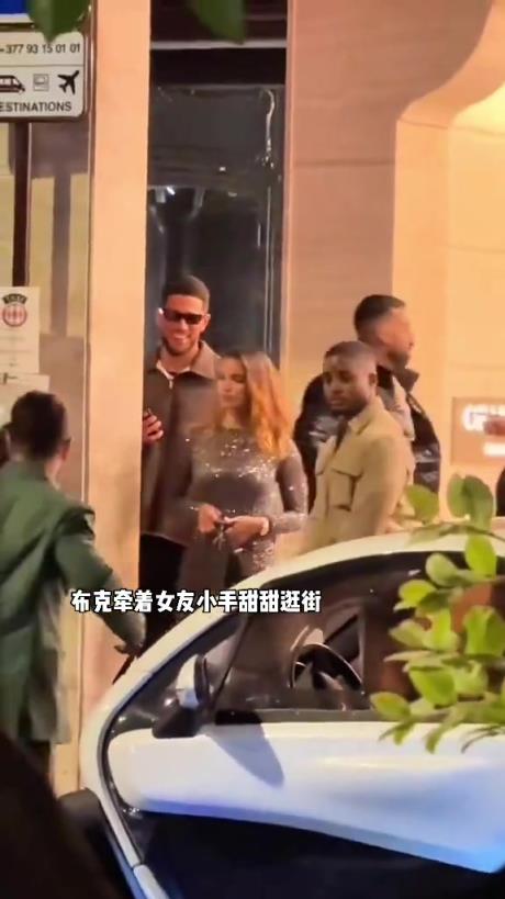 布克牽新女友小手甜蜜逛街<div   id=