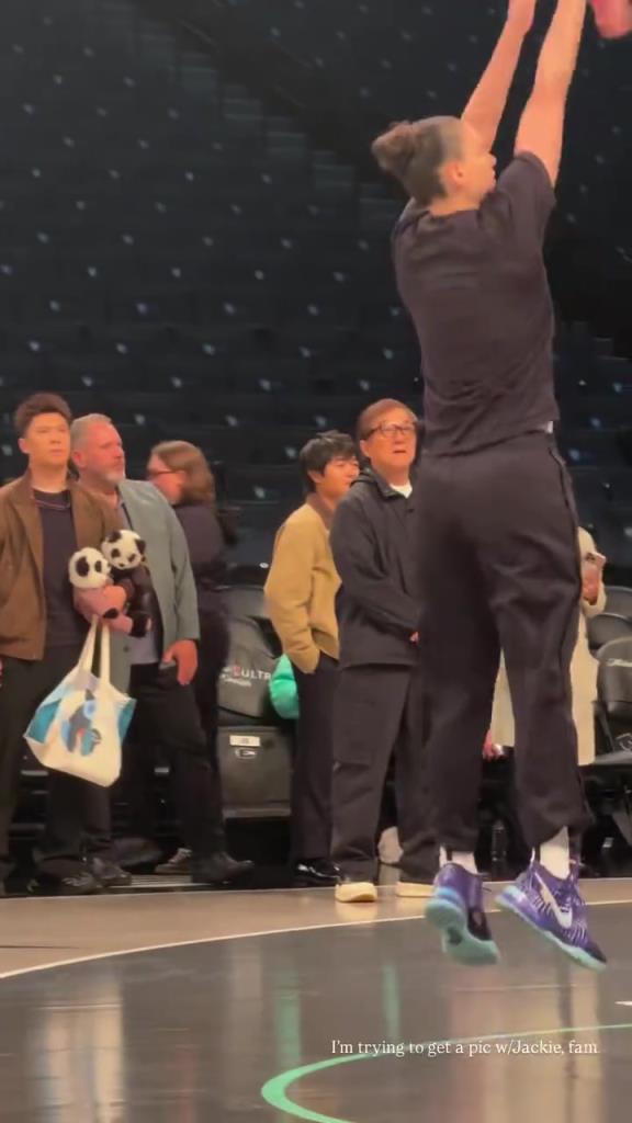 71歲成龍現(xiàn)身巴克萊中心看女籃比賽：她們投籃怎么那么準！?div   id=